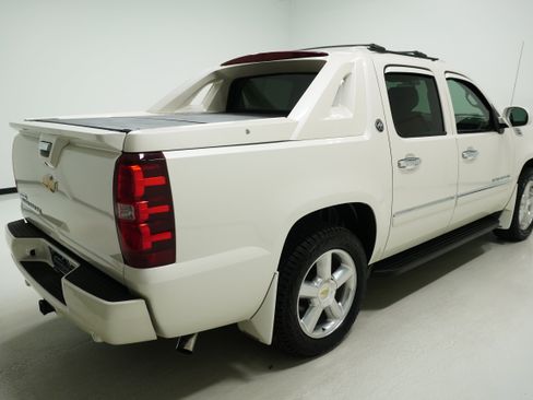 Used 2013 Chevrolet Avalanche LTZ image 4