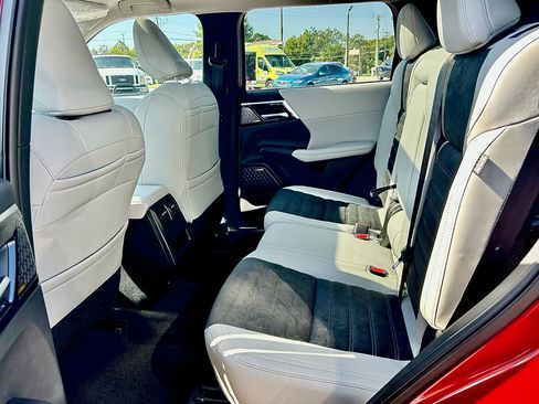 New 2025 Mitsubishi Outlander SE image 8
