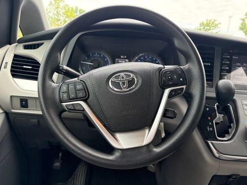 Used 2019 Toyota Sienna LE FWD image 20