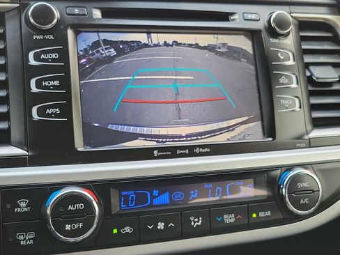 Certified 2018 Toyota Highlander Plus w/ Carpet Mat Package (TMS) AWD/4WD image 28