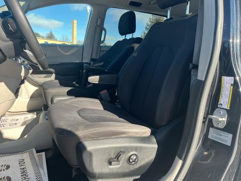 Used 2017 Chrysler Pacifica LX image 14