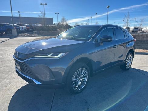 Used 2023 Toyota Venza XLE image 3