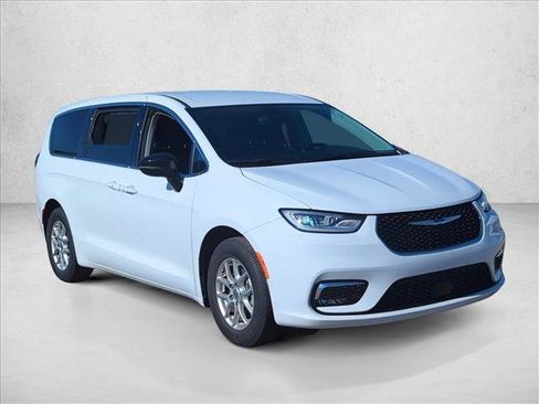 Used 2024 Chrysler Pacifica Touring-L image 3