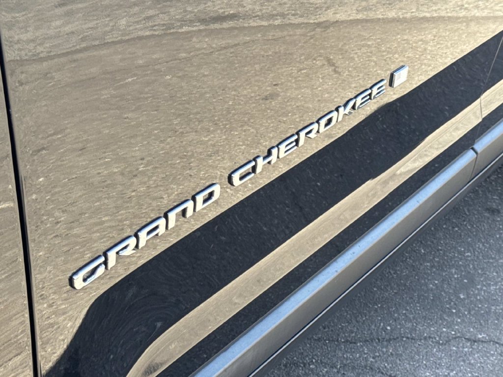 Used 2023 Jeep Grand Cherokee Limited AWD/4WD image 6