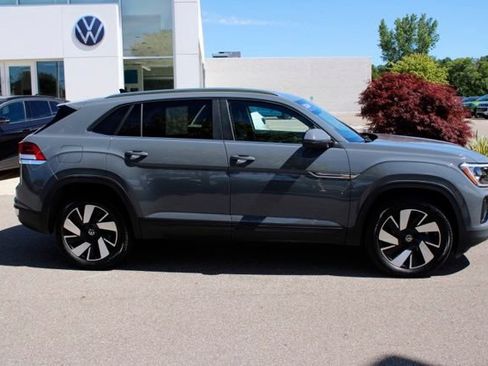 Used 2026 Volkswagen Atlas Cross Sport SE w/ Panoramic Sunroof Package AWD/4WD image 2