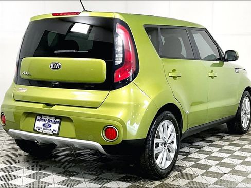Used 2017 Kia Soul + image 11