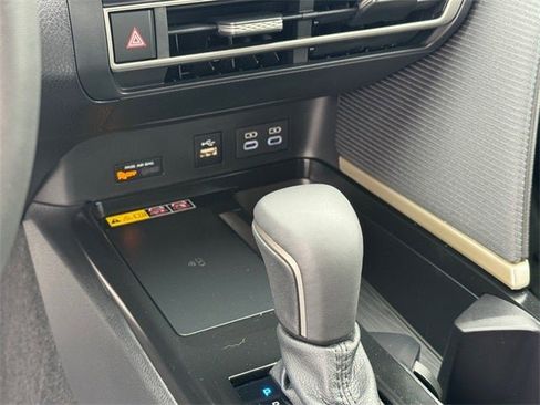 Used 2025 Toyota Camry SE w/ Convenience Package image 21