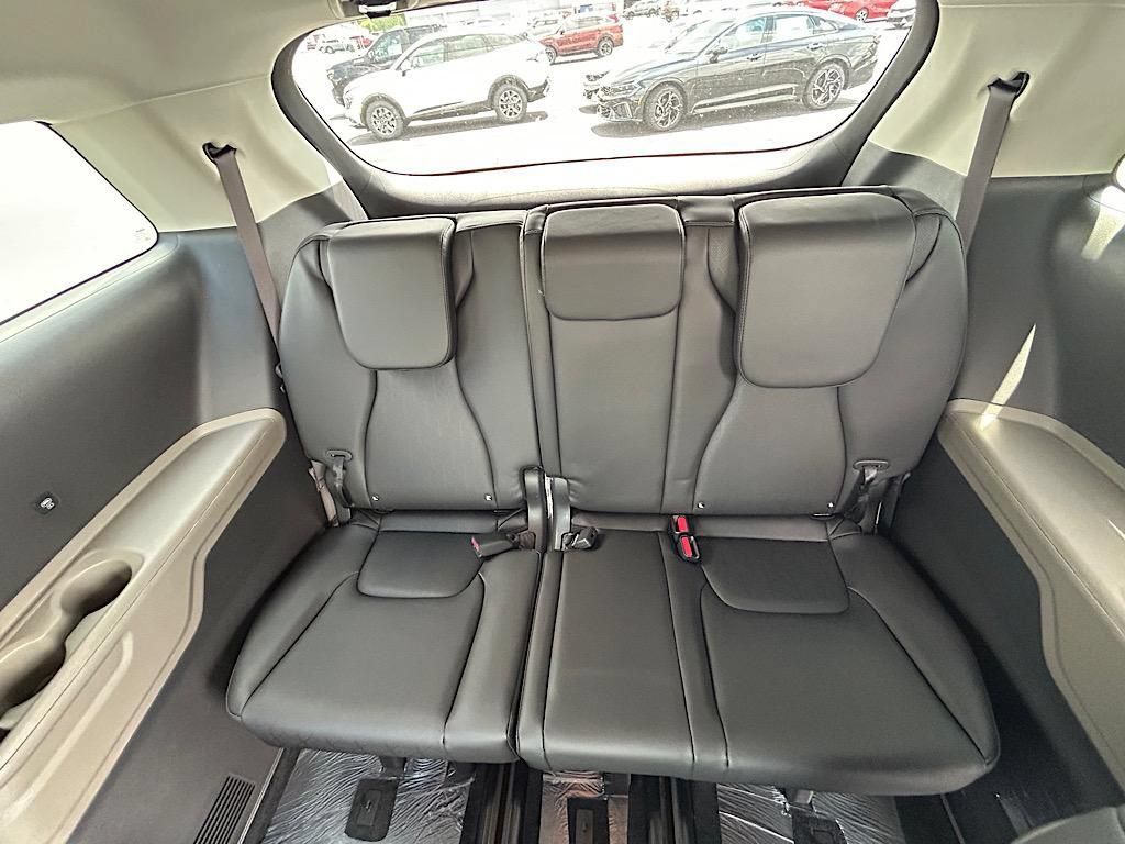 New 2025 Kia Carnival FWD image 21
