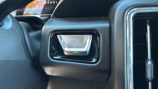 Used 2025 GMC Yukon Denali AWD/4WD image 28