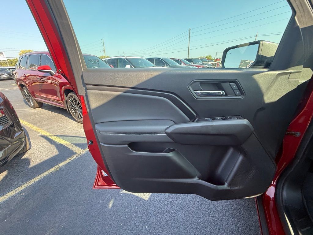 Used 2024 Chevrolet Colorado LT w/ LT Convenience Package III RWD image 10