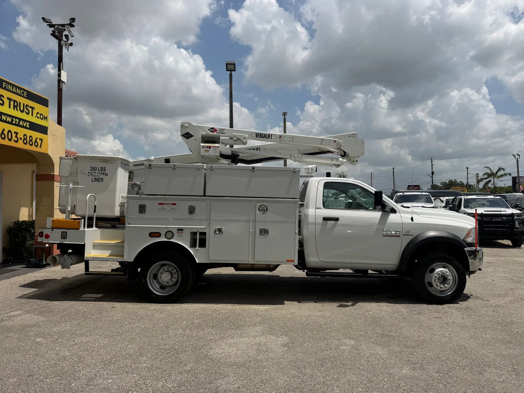 Used 2017 RAM 5500 SLT w/ Quick Order Package 29G SLT AWD/4WD image 5