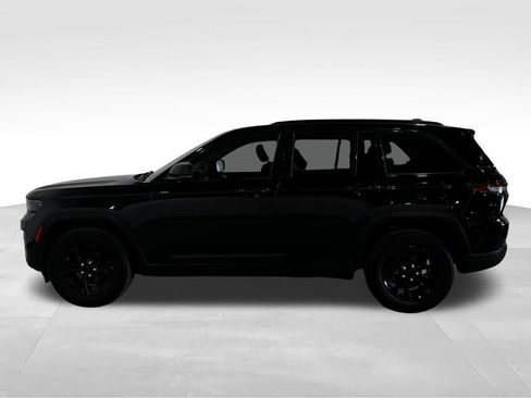 Used 2025 Jeep Grand Cherokee Altitude AWD/4WD image 16