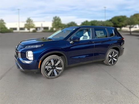 New 2025 Mitsubishi Outlander SE image 3