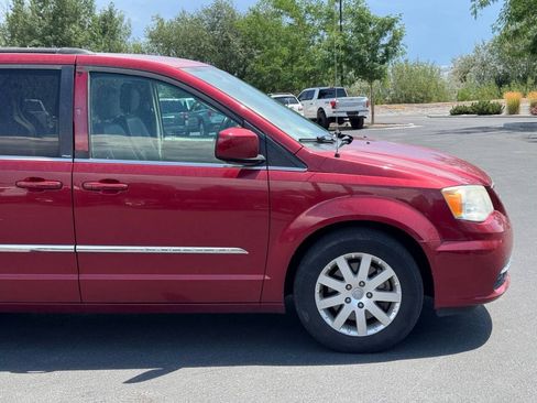 Used 2014 Chrysler Town & Country Touring FWD image 10