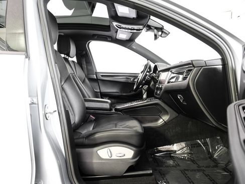 Used 2019 Porsche Macan w/ Premium Package AWD/4WD image 40
