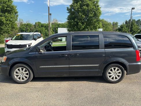 Used 2014 Chrysler Town & Country Touring FWD image 4