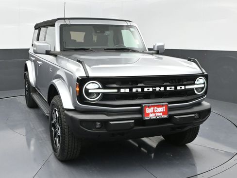 Used 2021 Ford Bronco Outer Banks image 3