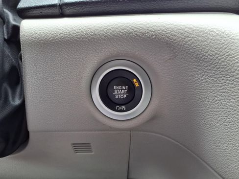 Used 2024 Chrysler Pacifica Touring-L FWD image 11