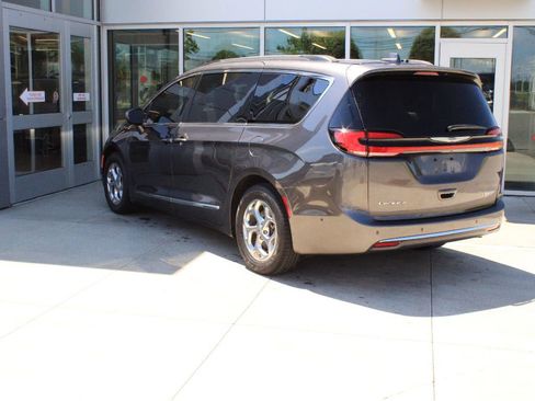 Used 2022 Chrysler Pacifica Limited w/ Uconnect Theater Family Group FWD image 8