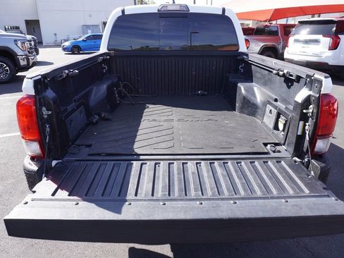 Used 2018 Toyota Tacoma TRD Off-Road w/ Technology Package image 9