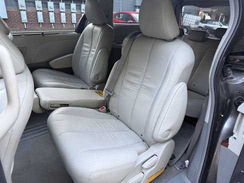 Used 2011 Toyota Sienna XLE w/ Premium Pkg FWD image 12
