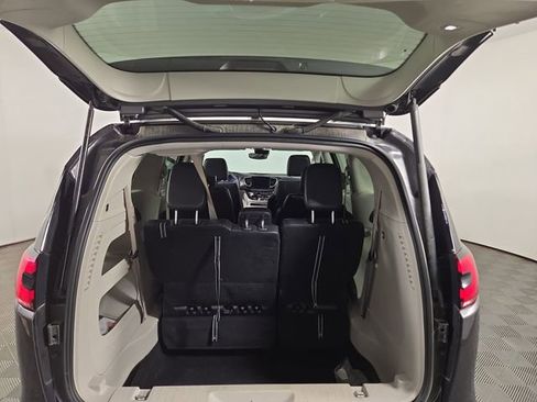 Used 2022 Chrysler Pacifica Touring-L FWD image 33