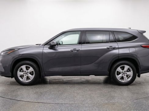 Used 2025 Toyota Highlander LE FWD image 5