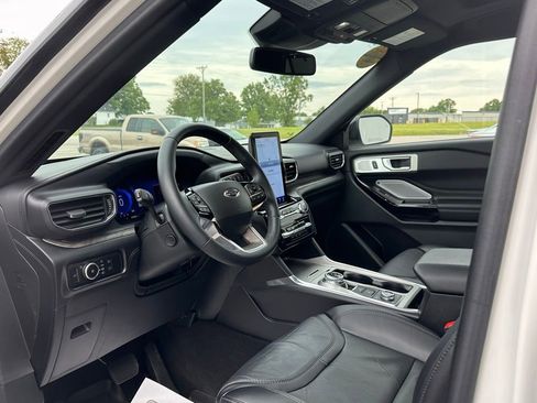 Certified 2023 Ford Explorer Platinum w/ Technology Package AWD/4WD image 9