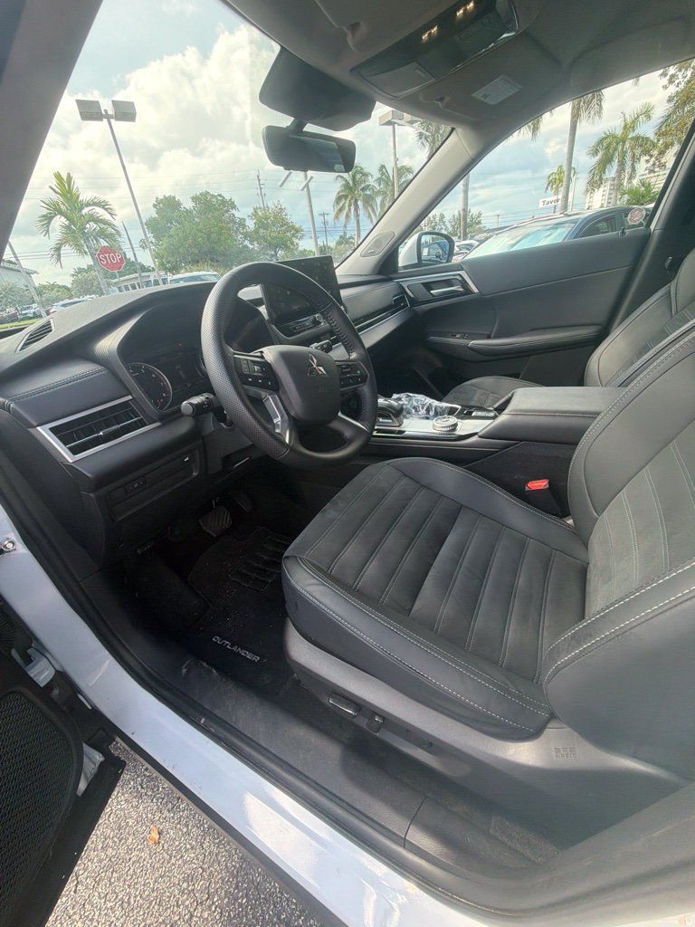 Used 2025 Mitsubishi Outlander SE AWD/4WD image 3
