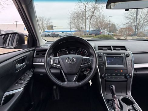 Used 2015 Toyota Camry LE image 2