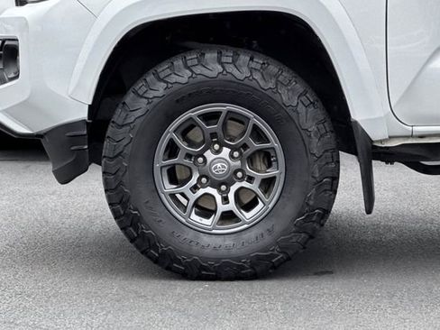 Certified 2018 Toyota Tacoma SR5 image 29