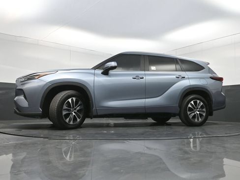 Used 2024 Toyota Highlander XLE AWD/4WD image 28
