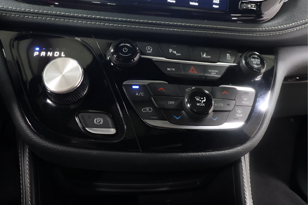 Used 2026 Chrysler Pacifica Limited w/ S Appearance Package FWD image 9