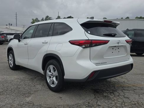 Used 2023 Toyota Highlander LE FWD image 4