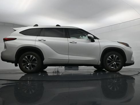 Used 2022 Toyota Highlander XLE AWD/4WD image 24