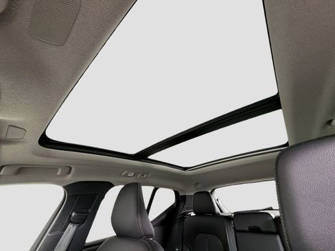 Certified 2025 Volvo XC40 B5 Core image 21