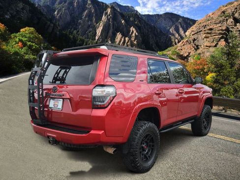 Used 2017 Toyota 4Runner SR5 AWD/4WD image 3