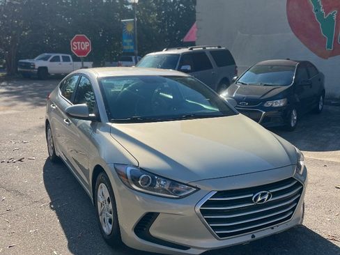 Used 2017 Hyundai Elantra SE image 2