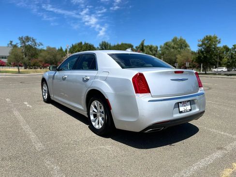 Used 2019 Chrysler 300 Touring RWD image 7