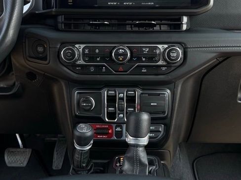 Used 2024 Jeep Gladiator Mojave w/ Convenience Group image 29