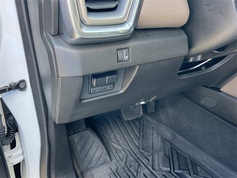 Used 2024 GMC Canyon Denali image 32