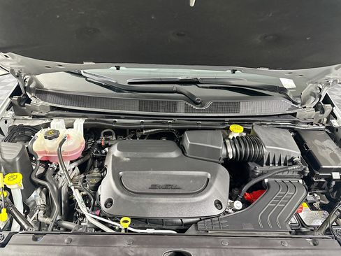 Used 2024 Chrysler Pacifica Touring-L image 36