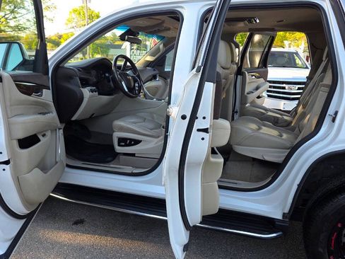 Used 2017 Cadillac Escalade Luxury AWD/4WD image 29