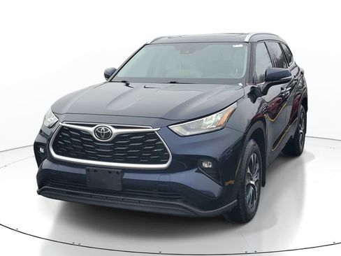 Used 2020 Toyota Highlander XLE image 2