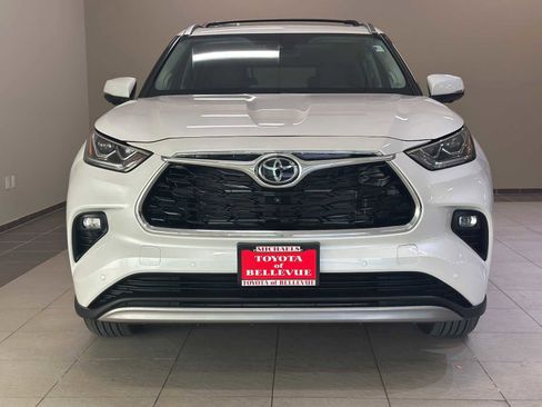 Certified 2025 Toyota Highlander Platinum image 6