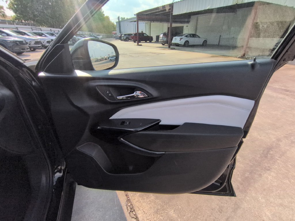 Used 2025 Chevrolet Trax LT w/ LT Convenience Package FWD image 32