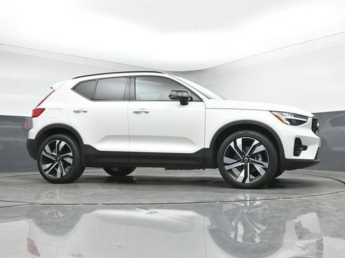 Used 2023 Volvo XC40 B5 Plus AWD/4WD image 10
