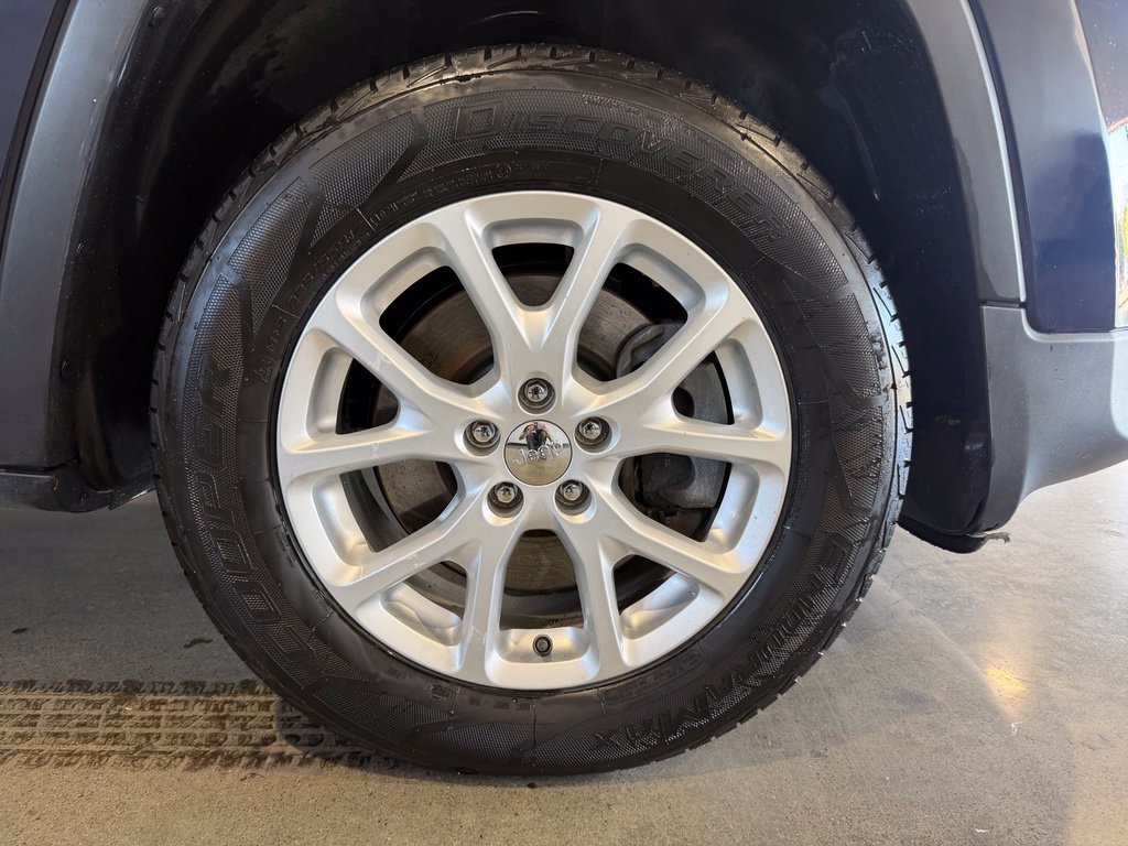 Used 2014 Jeep Cherokee Latitude w/ Cold Weather Group AWD/4WD image 24