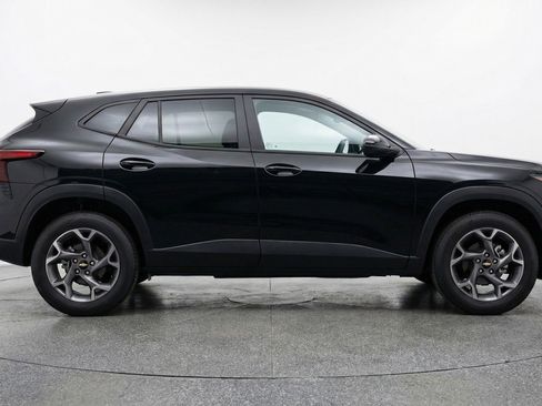 Used 2025 Chevrolet Trax LT image 11