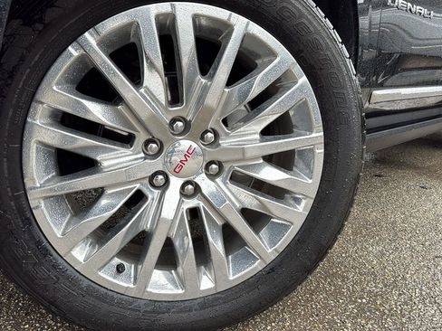 Used 2023 GMC Yukon XL Denali image 9